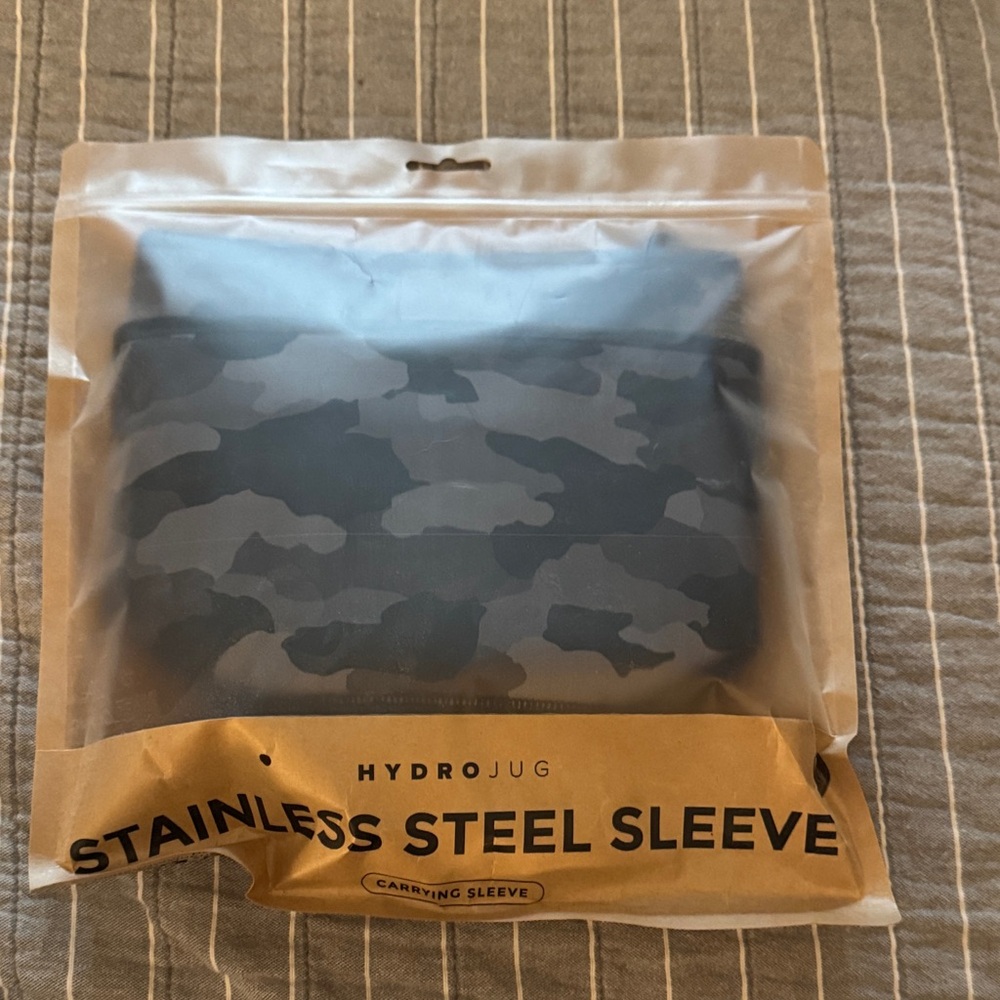 NIB HydroJug Black Camouflage Stainless Steel Sleeve